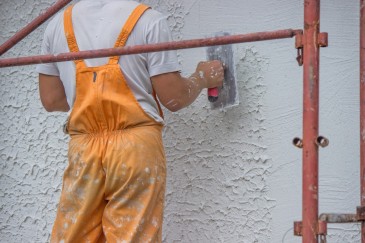 Минеральные штукатурки - из-за связующего в виде цемента с добавлением полимеров - требуют покраски фасадной краской