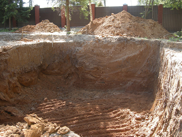 Для болотистих або вологих типів грунтів частина подушки буде складатися з щебеню, це покращує   гідроізоляцію бетону