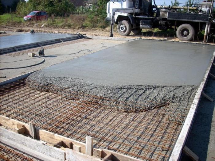 Після пробивання бетону та видалення з нього пустот і повітря його розгладжують і вирівнюють поверхню