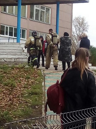 Сьогодні вранці в Емве Княжпогостского району зі школи №2 евакуювали всіх учнів після того, як в кабінеті хімії викладач розбив колбу з реактивом брому