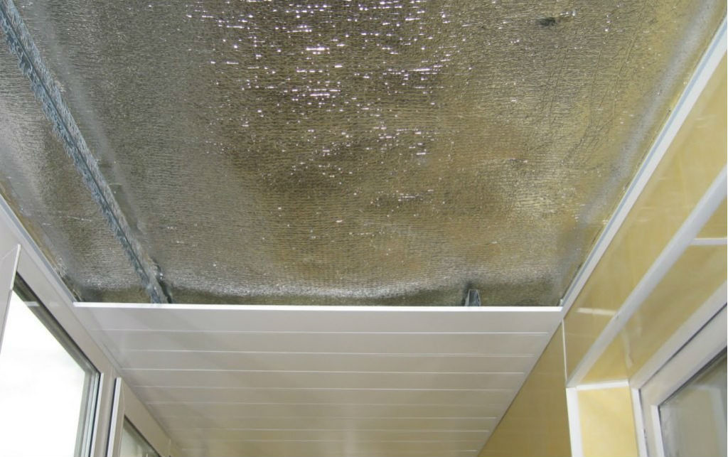 Щоб виключити затоплення виконується гідроізоляція підлоги, яка обов'язково повинна бути у всіх квартирах