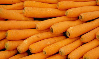 Морква добре росте на теплих пухких грунтах