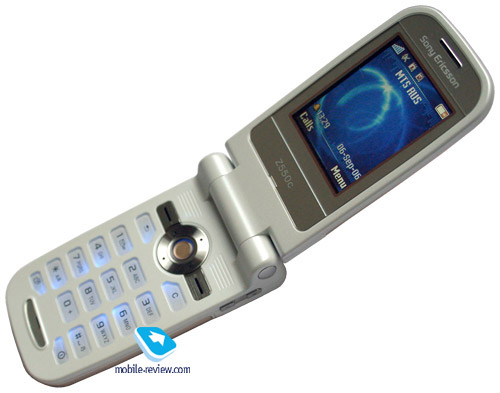 Фотографії Sony Ericsson Z550i в інтер'єрі   Комплект поставки:   Телефон   Літій-полімерний акумулятор 750 мАг   Зарядний пристрій   Стереогарнітура HPM-60   Інструкція   Розкладачки від Sony Ericsson завжди створювалися для двох категорій користувачів, жінок і молоді, а також бізнес-користувачів або, скоріше навіть, прихильників технологій