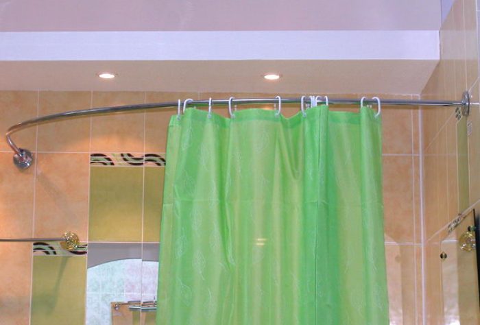 Розміри штанги можуть бути різними - деякі розкладаються додатково, що дозволяє без проблем встановити їх в будь-якому приміщенні, але є штанги, які випускаються під певні габарити ванної кімнати