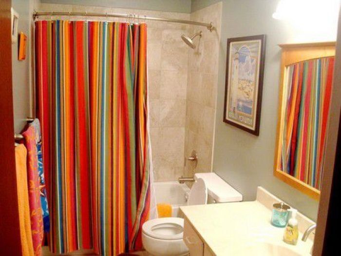 Не рекомендується встановлювати штангу для шторки у ванну занадто близько до стелі, найкраще відступити від нього приблизно на 10 см