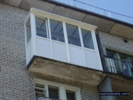 Для скління балконів в таких будинках можуть використовуватися різні рами: пластикові, алюмінієві або дерев'яні
