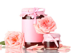 Ніжні пелюстки чайної троянди призначені не тільки для того, щоб ними захоплювалися