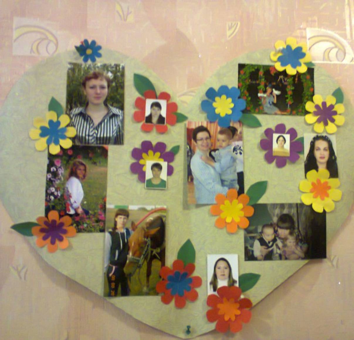 Наталія Борисова   Стінгазета до Дня матері (середня група)   Вихователь вирізав серце з шпалер