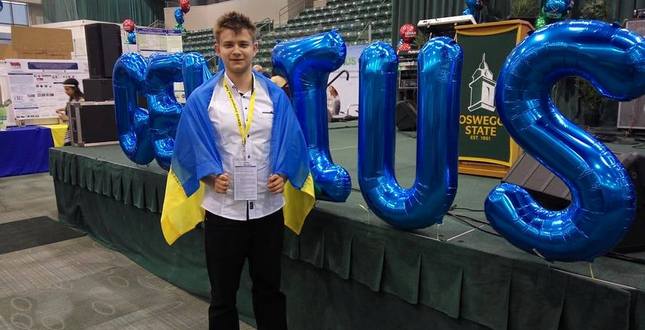 Вихованець Малої академії наук Микола Іванченко отримав золото на міжнародній олімпіаді GENIUS (США) за винахід по очищенню води від нафти