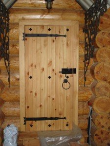 Традиційно, двері для російської лазні, так само, як і для фінської сауни, виготовляються з дерева