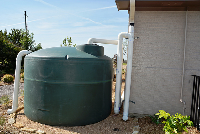водозбірна площа для опадів - це, як правило, дах будинку;   система транспортування для переміщення води з даху в складське приміщення - проходи і водостічні труби, і, можливо, трубопроводи;   система зберігання дощової води для майбутнього використання - бочка, цистерна або бак;   система розводки води від місця її зберігання до використання - це може бути як лійка, так і пристрій, інтегроване з існуючою системою водопроводу в будинку